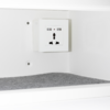 Toma interior con USB para caja fuerte de hotel integrada